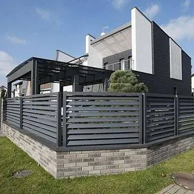 Забор с распашными воротами